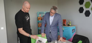 Austausch mit Thomas Angotti Pure & Great-Gründer Thomas Angotti stellt Landrat Christian Engelhardt die Vision und Arbeit hinter dem Müsli vor.