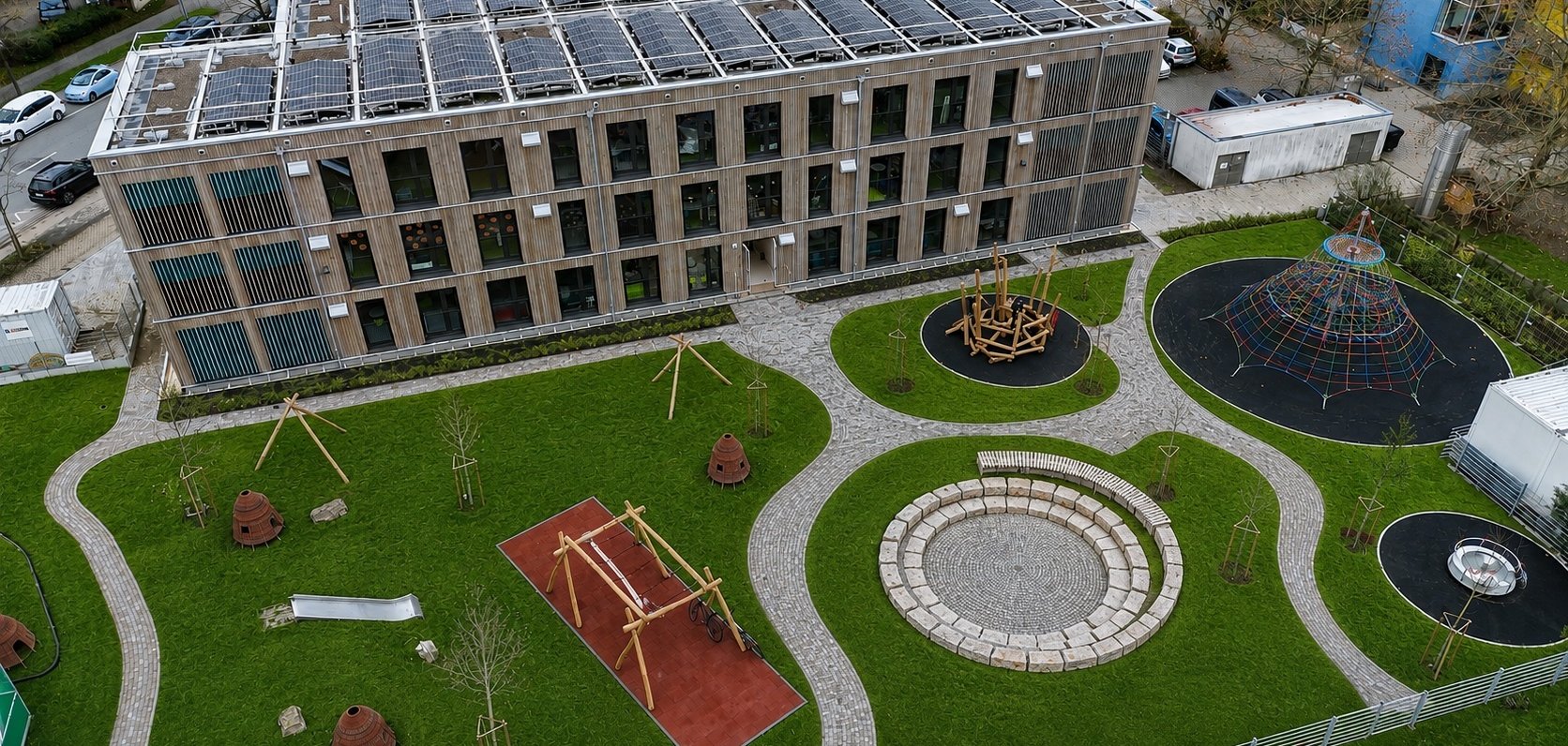 Entsiegelte Flächen des neu gestalteten Schulhofs der Grundschule in den Kappesgärten in Bensheim.