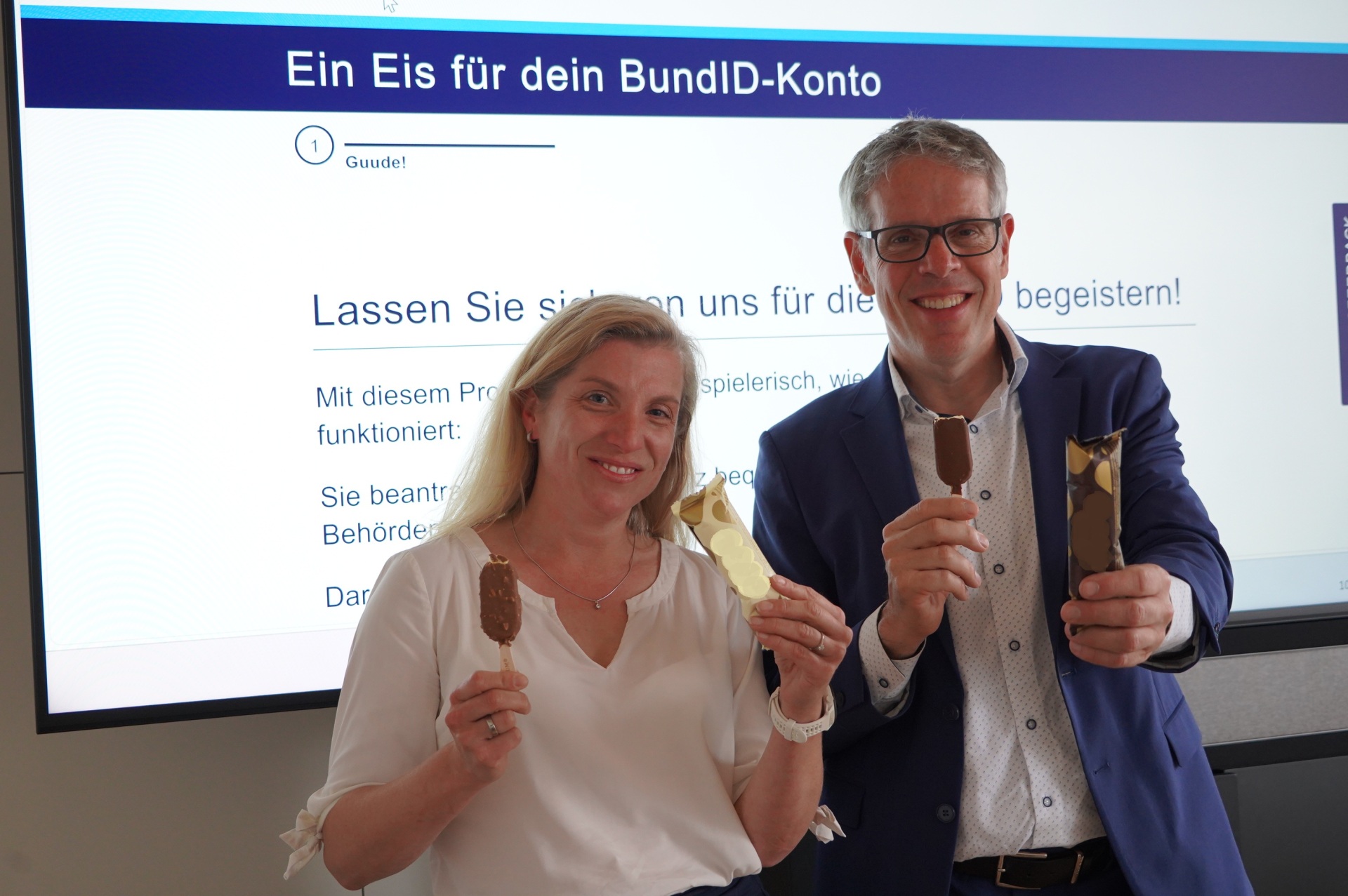 Landrat Christian Engelhardt und Gesine Johannsen, Mitarbeiterin der Abteilung Moderne Verwaltung, E-Government und IT, halten ein Eis in die Kamera.