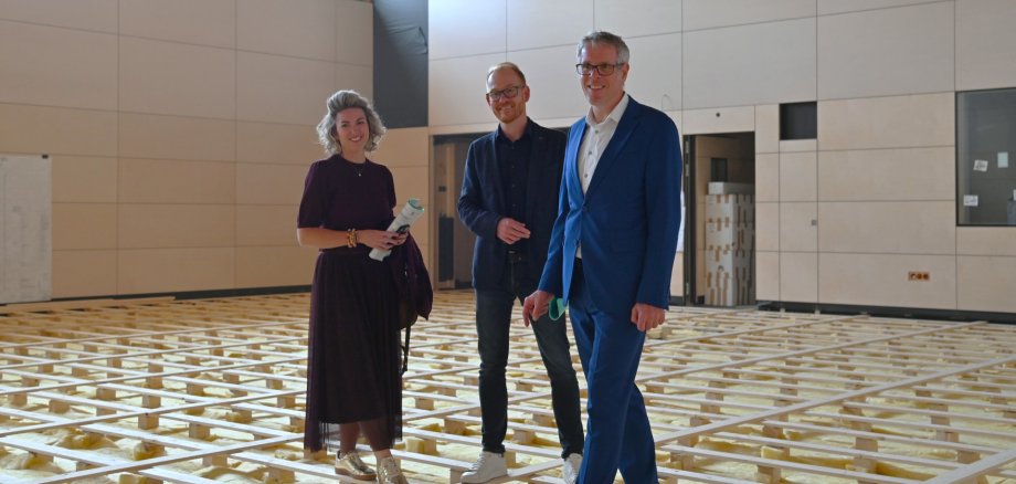 Baustellenbesichtigung Marie Curie Lorsch Landrat Christian Engelhardt (rechts) und die Kaufmännische Betriebsleiterin Nicole Stöcklin sowie der Technische Betriebsleiter Johannes Kühn des Eigenbetriebs Schule und Gebäudewirtschaft schauen sich die Konstruktion der neuen Lorscher Grundschule an.