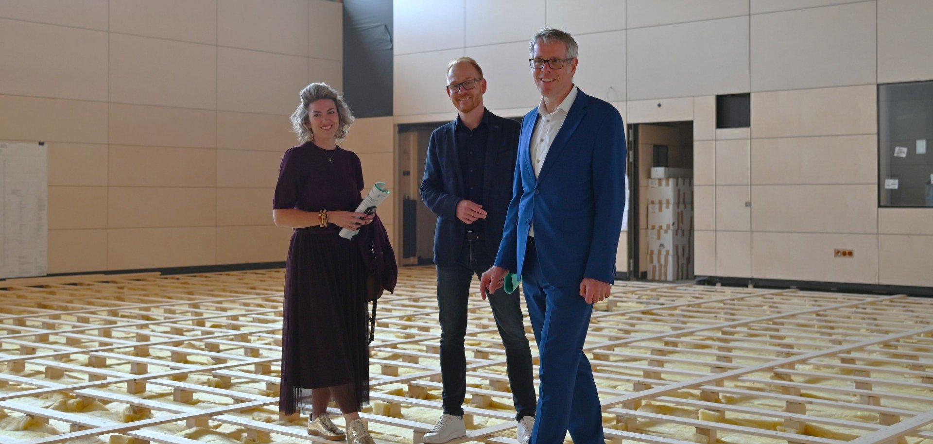 Landrat Christian Engelhardt (rechts) und die Kaufmännische Betriebsleiterin Nicole Stöcklin sowie der Technische Betriebsleiter Johannes Kühn des Eigenbetriebs Schule und Gebäudewirtschaft schauen sich die Konstruktion der neuen Lorscher Grundschule an.