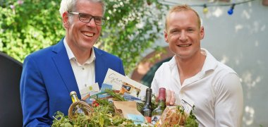 Übergabe Geschenkkorb Landrat Engelhardt überreicht Sebastian Rode einen Präsentkorb mit regionalen Spezialitäten.