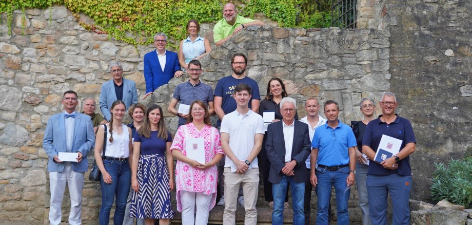 Abend der Vereine Beim „Abend der Vereine“ steht Landrat Christian Engelhardt gemeinsam mit zahlreichen Vereinsvertreterinnen und -vertretern auf einer Treppe.