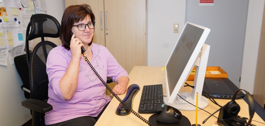PauLa Andrea El Abed beim telefonieren an ihrem Arbeitsplatz.