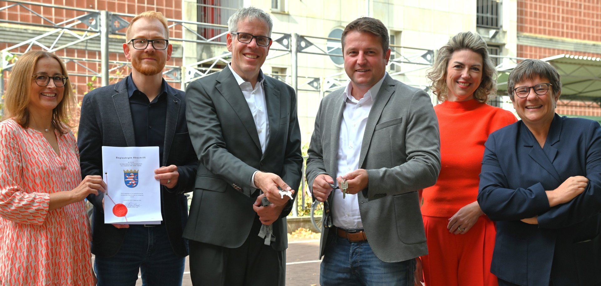 Konrektorin Beate Gündling, der Technische Betriebsleiter des Eigenbetriebs Schule und Gebäudewirtschaft Johannes Kühn, Landrat Christian Engelhardt, Bürgermeister Alexander Scholl, die Kaufmännische Betriebsleiterin des Eigenbetriebs Nicole Stöcklin und Schulleiterin Annette Wunder-Schönung freuen sich über den erfolgreichen Vollzug des Tauschgeschäfts, das die Weiterentwicklung der Schillerschule Lampertheim ermöglicht.
