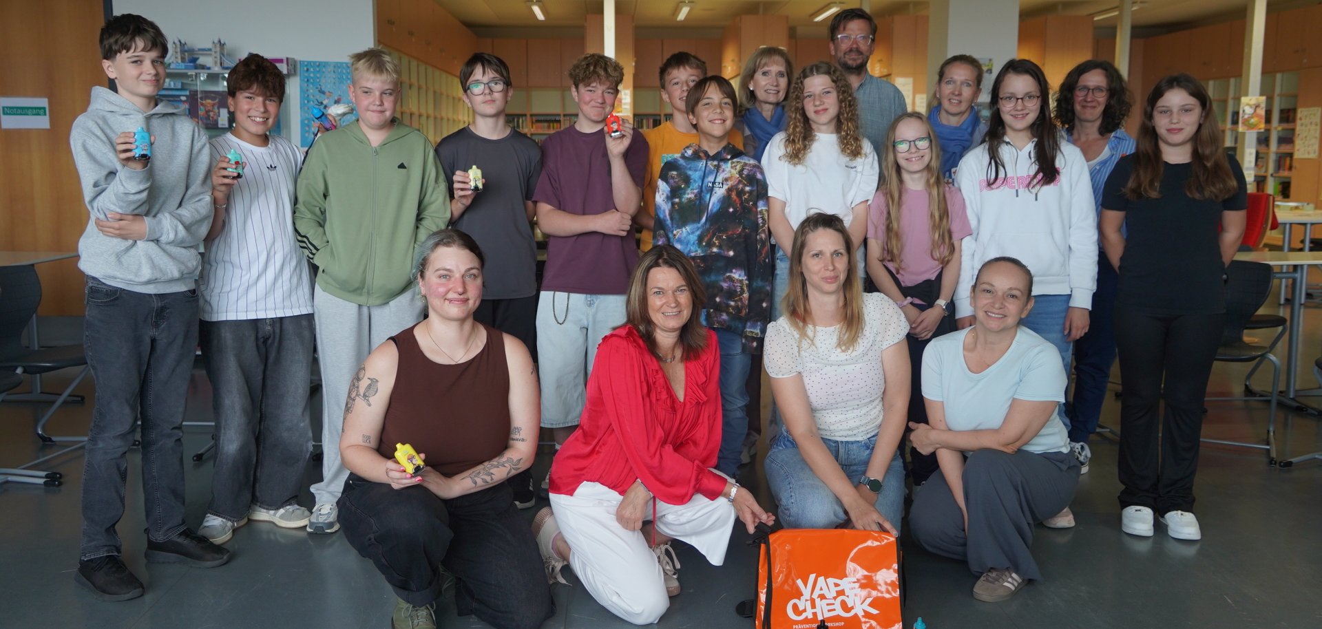 Die Erste Kreisbeigeordnete und Gesundheitsdezernentin Angelika Beckenbach mit Klara Pohlund Nicole Brosé von PRISMA, der Präventionslehrerin Julia Pavic, Reinhild Zolg vom Präventionsteam des Kreises Bergstraße, Schulleiter Tobias Diehl, Nadja Niestroj vom Präventionsteam des Kreises Bergstraße sowie Pia Henkelmann vom Jugendamt des Kreises Bergstraße mit Schülerinnen und Schülern beim „Vape Check“ an der Martin-Buber-Schule Heppenheim.