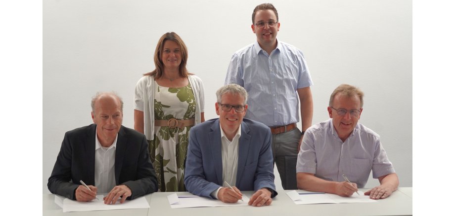 Bei der Unterzeichnung der Kooperationsvereinbarung (vlnr): sitzend: Markus Schmitt (Leiter des Dezernats „Planung und Bau Südhessen“, Hessen Mobil), Christian Engelhardt (Landrat, Kreis Bergstraße), Matthias Baaß (Bürgermeister, Viernheim); stehend: Angelika Beckenbach (Erste Kreisbeigeordnete, Kreis Bergstraße), Jörg Scheidel (Erster Stadtrat, Viernheim) Bei der Unterzeichnung der Kooperationsvereinbarung (vlnr): sitzend: Markus Schmitt (Leiter des Dezernats „Planung und Bau Südhessen“, Hessen Mobil), Christian Engelhardt (Landrat, Kreis Bergstraße), Matthias Baaß (Bürgermeister, Viernheim); stehend: Angelika Beckenbach (Erste Kreisbeigeordnete, Kreis Bergstraße), Jörg Scheidel (Erster Stadtrat, Viernheim)
