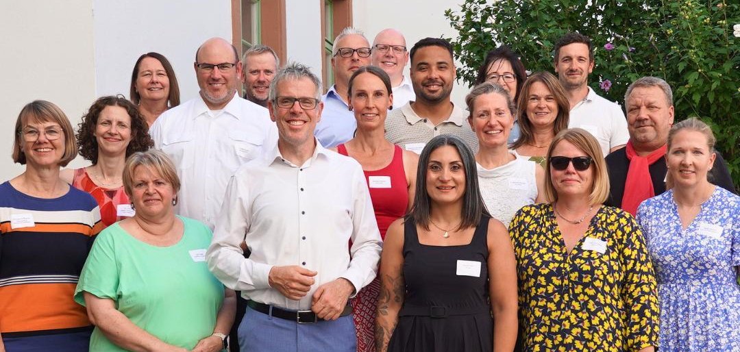 Gemeinsam würdigten Landrat Christian Engelhardt, die Erste Kreisbeigeordnete Angelika Beckenbach und der Hauptamtliche Kreisbeigeordnete Matthias Schimpf das Engagement der Beschäftigten.
