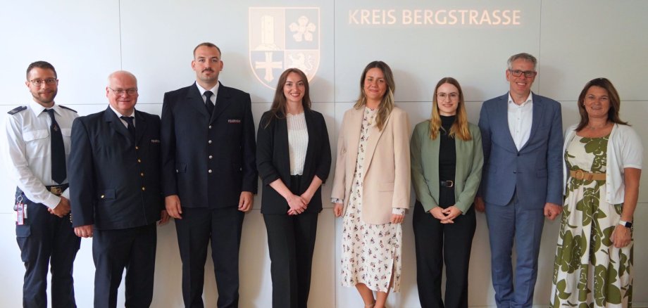 Die Erste Kreisbeigeordnete Angelika Beckenbach und Landrat Christian Engelhardt mit den geehrten Mitarbeitenden.