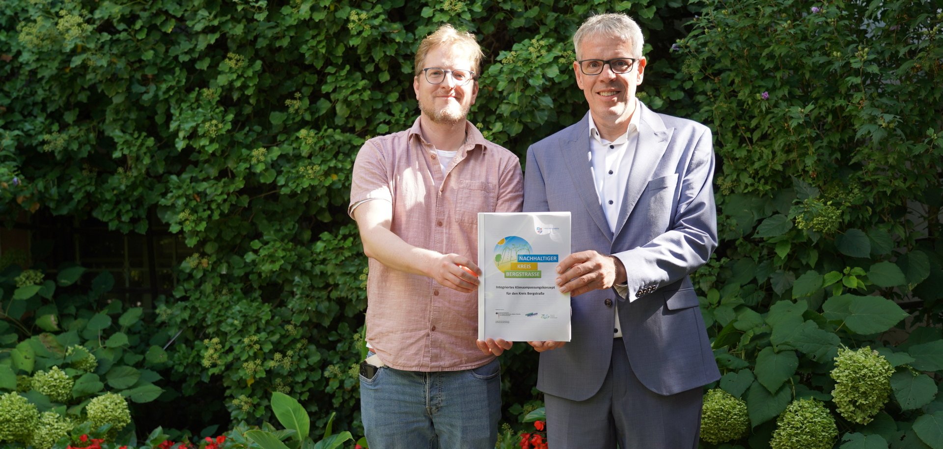 Landrat Christian Engelhardt und Klimaanpassungsmanager Alexander Uhl präsentieren stolz das integrierte Klimaanpassungskonzept für den Kreis Bergstraße.
