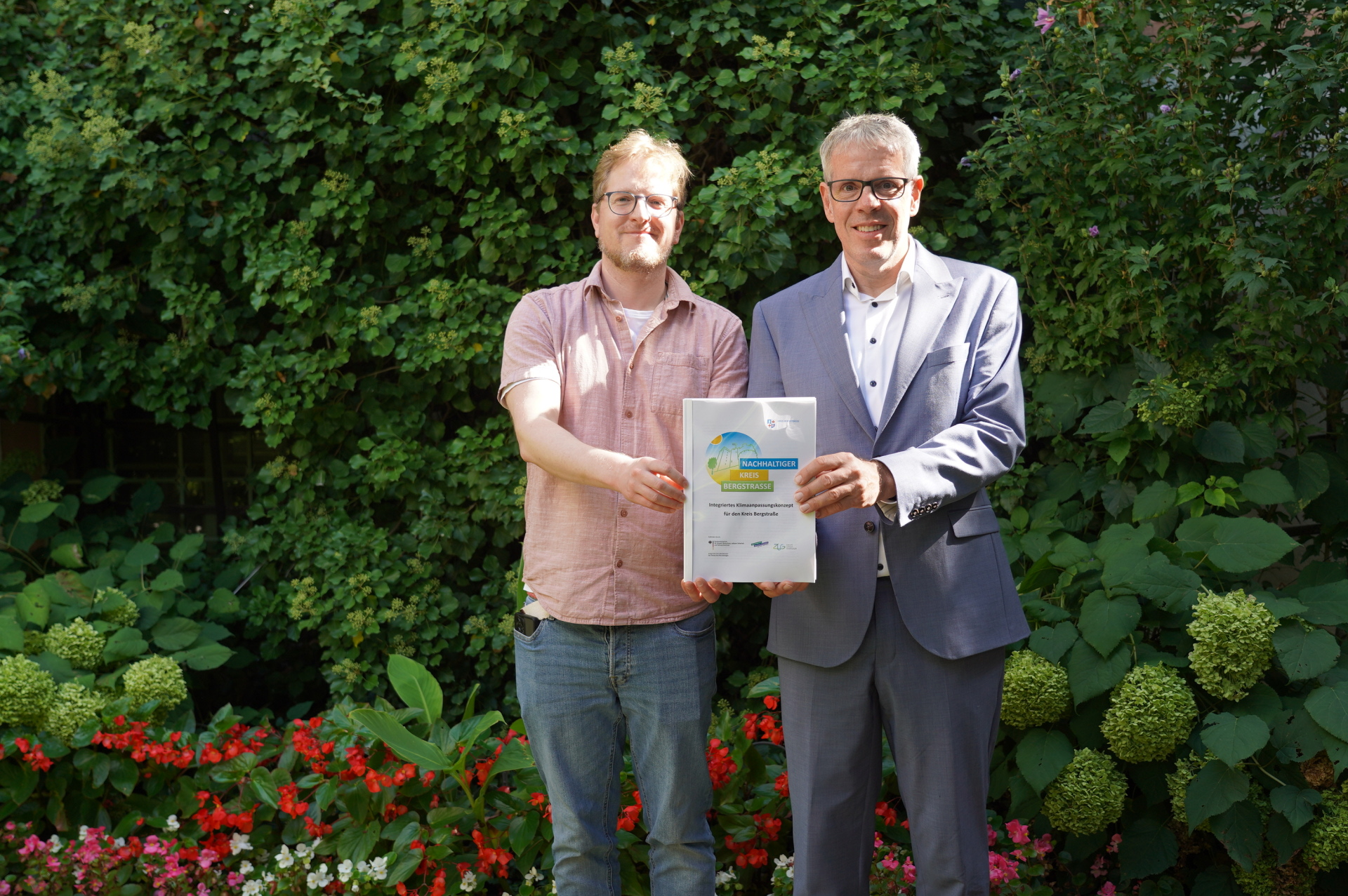Klimaanpassungskonzept Landrat Christian Engelhardt und Klimaanpassungsmanager Alexander Uhl präsentieren stolz das integrierte Klimaanpassungskonzept für den Kreis Bergstraße.