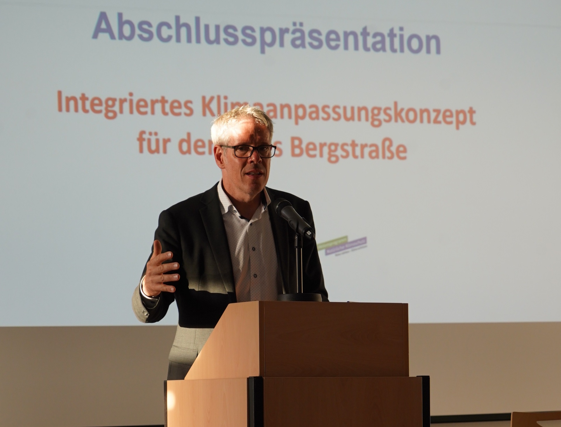 Landrat Christian Engelhardt betont bei der Vorstellung des Konzeptes am Rednerpult vor allem das Zusammenarbeiten bei der künftigen Umsetzung.