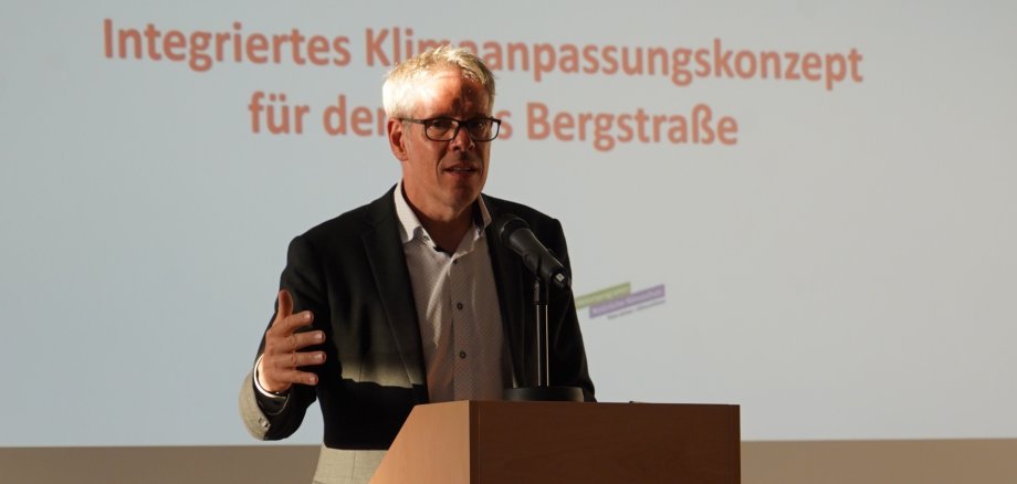 Vorstellung Klimaanpassungskonzept Landrat Christian Engelhardt betont bei der Vorstellung des Konzeptes am Rednerpult vor allem das Zusammenarbeiten bei der künftigen Umsetzung.