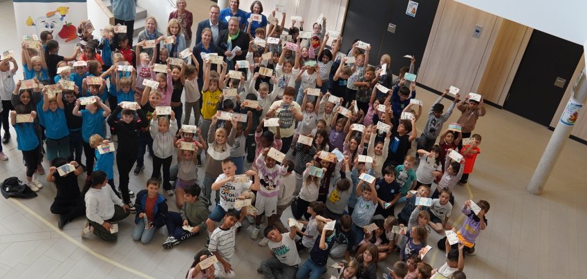 Kinder versammelten sich zum Aktionstag in Form eines Zahnes.