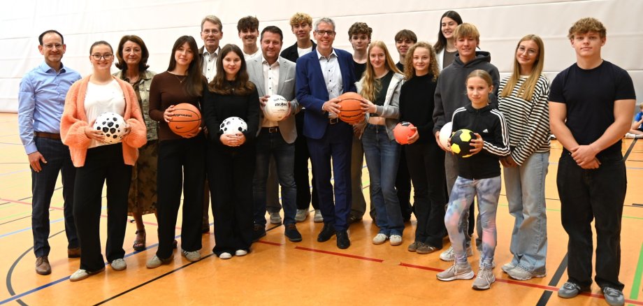 Eröffnung Altrheinhalle Lampertheim Landrat Christian Engelhardt, Bürgermeister Alexander Scholl und Schulleiterin Silke Weimar-Ekdur eröffnen mit den Schülervertreterinnen und -vertretern die frisch sanierte Sporthalle.