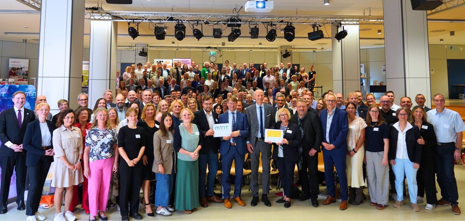Kultusminister Armin Schwarz ehrt die Bergsträßer Schulen für ihre besonderen Leistungen in MINT und Digitalisierung.
