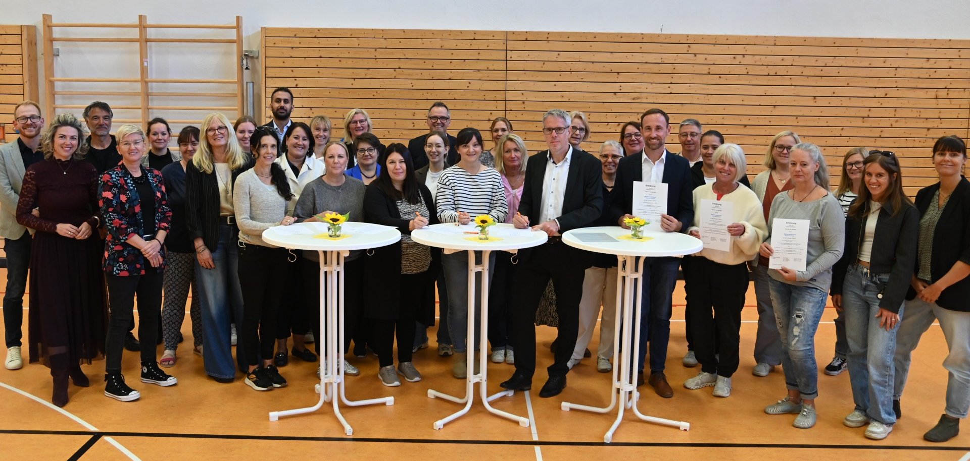 Die Verantwortlichen aus Schule, Betreuung und Schulträger haben mit ihrer Unterschrift unter der Vereinbarung für den Pakt für den Ganztag ein starkes Zeichen für die Schulkindbetreuung gesetzt.