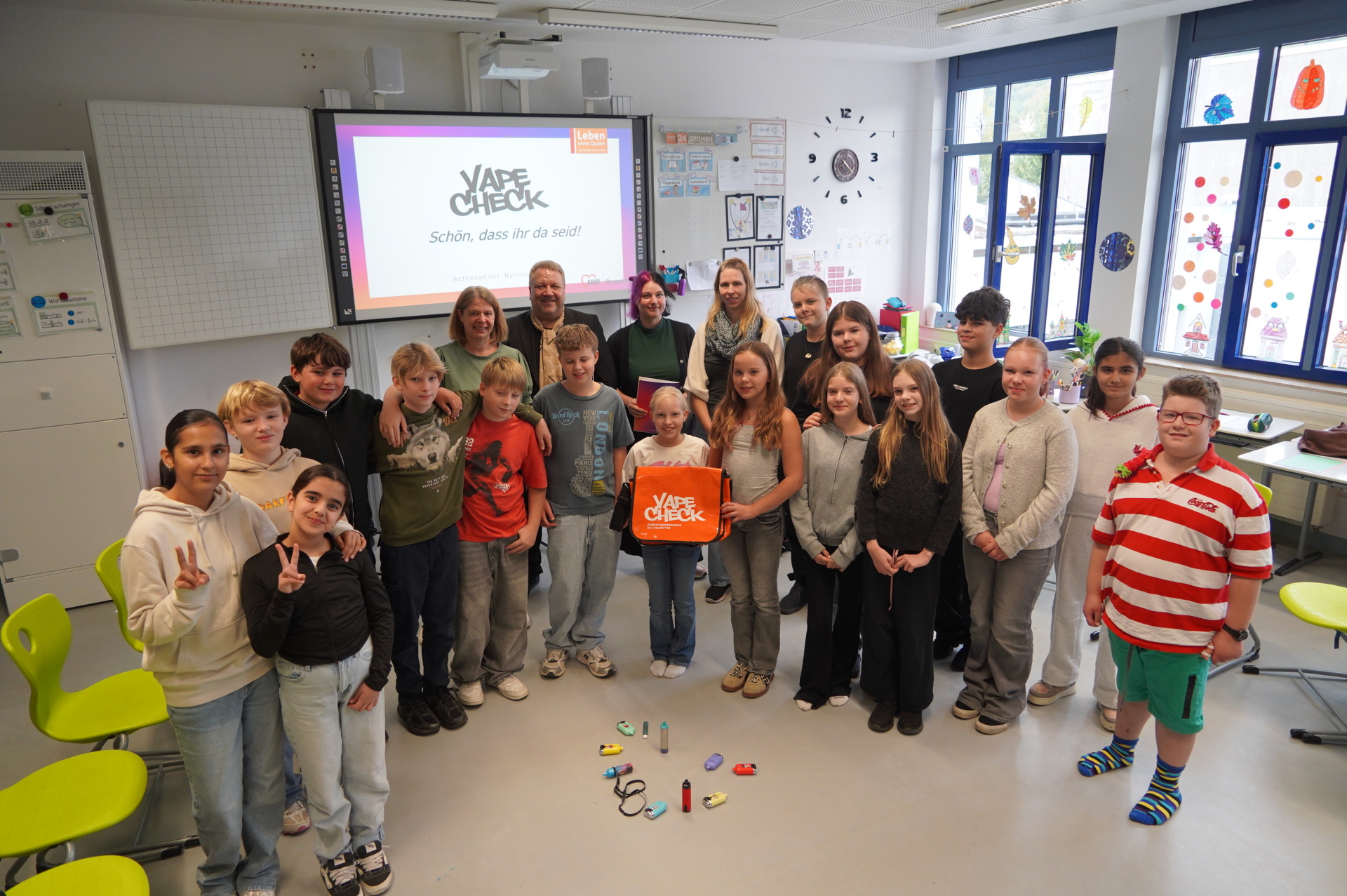 Die Schülerinnen und Schüler einer sechsten Klasse der Schillerschule Bensheim beschäftigten sich beim Aktionstag mit den Risiken und der richtigen Entsorgung von Vapes.