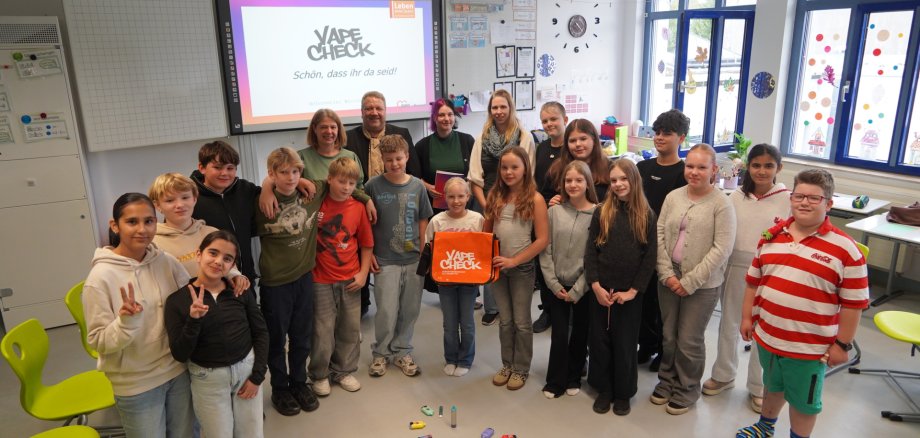 Vape Check Schillerschule Die Schülerinnen und Schüler einer sechsten Klasse der Schillerschule Bensheim beschäftigten sich beim Aktionstag mit den Risiken und der richtigen Entsorgung von Vapes.