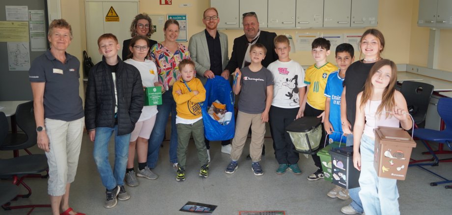 Projekttag Mülltrennung Gruppenfoto mit Schülerinnen und Schülern der 5. Klasse der Schillerschule.