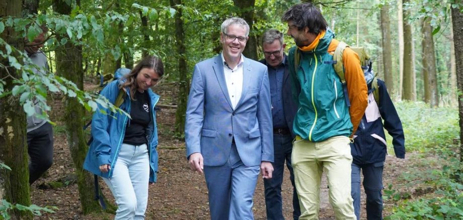 Landrat Christian Engelhardt bei einer Wanderung im Odenwald.