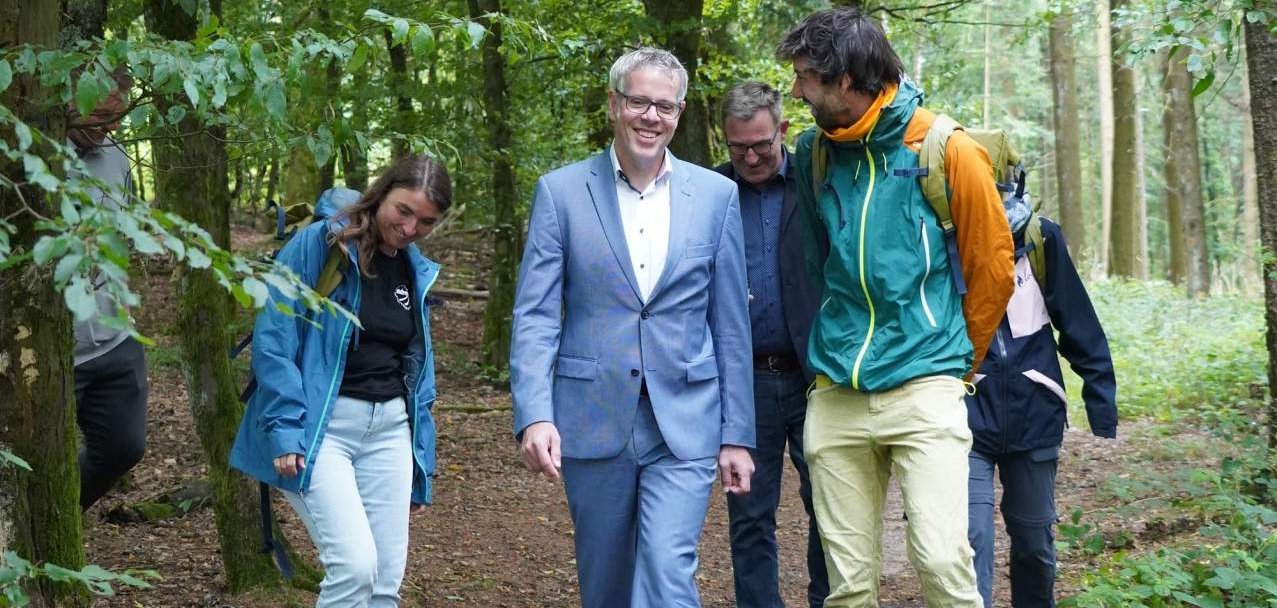 Landrat Christian Engelhardt bei einer Wanderung im Odenwald.