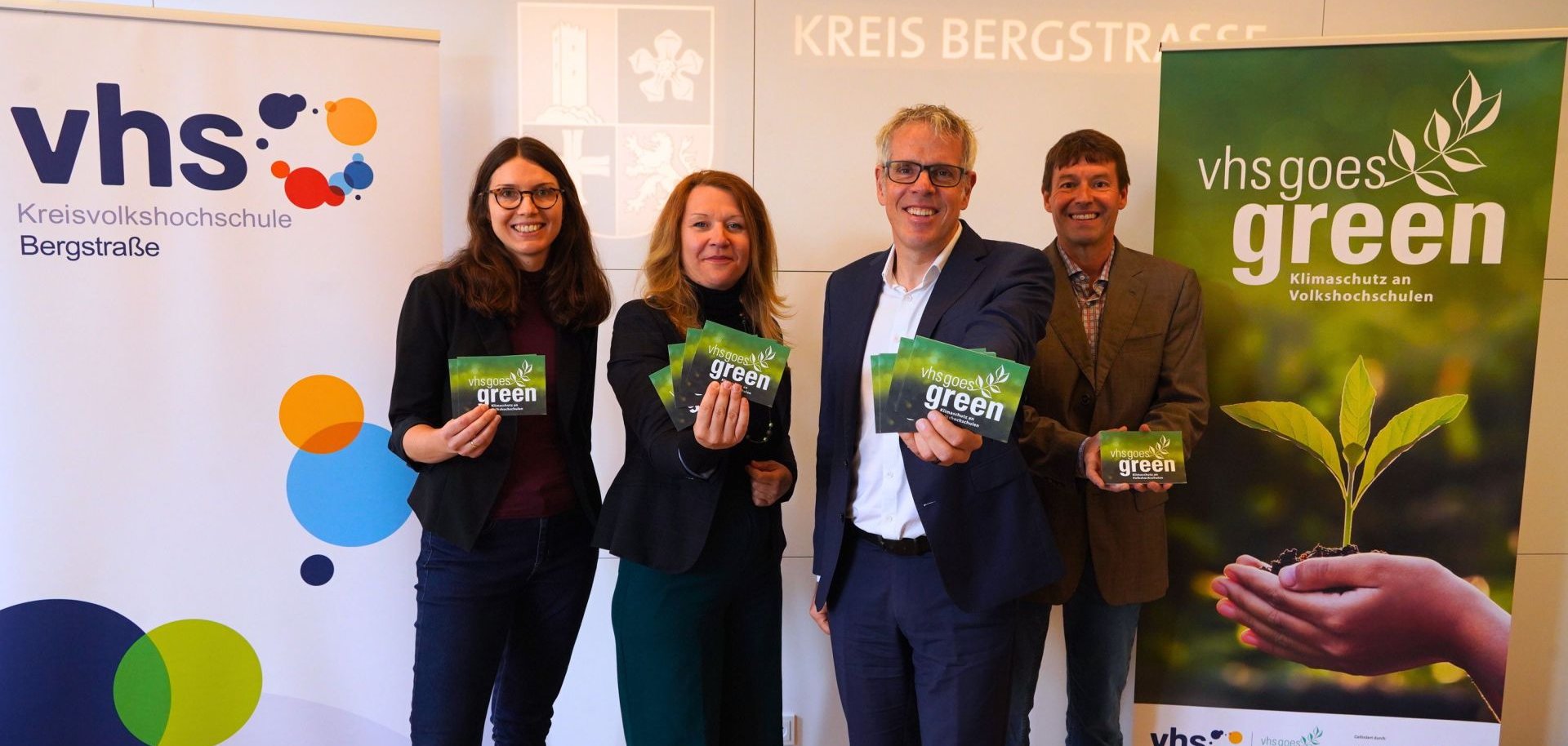 Die Leiterin des Fachbereichs Gesellschaft und Leben, Kultur und Kreativität der KVHS Bergstraße, Angela Volk, die Leiterin der KVHS Bergstraße, Iwona Cissarz, Landrat Christian Engelhardt und Steffen Wachter vom Hessischen Volkshochschulverband stellen gemeinsam die Ergebnisse des Projekts „vhs goes green2“ vor.