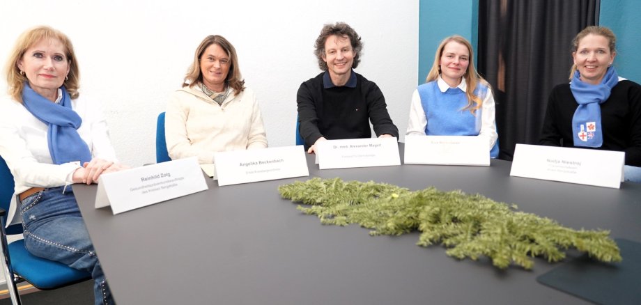 Die Erste Kreisbeigeordnete und für das Gesundheitsamt zuständige Dezernentin Angelika Beckenback (2.v. li.) und das Präventionsteam des Kreises Reinhild Zolg (links) und Nadja Niestroj (rechts) hatten mit dem Facharzt für Dermatologie Dr. Alexander Magerl (3. v. li.) und der Heppenheimer Apothekerin Eva Keitemeier (2. v. re.) zwei Experten zum Thema Gürtelrose ins Landratsamt eingeladen.