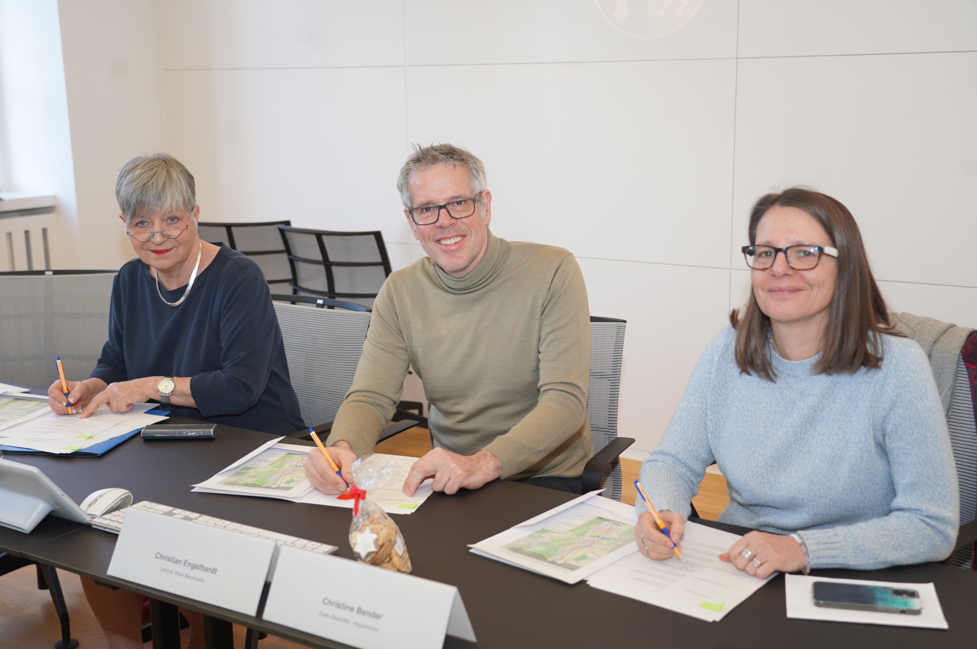 Die Planungsvereinbarung Teil 2 wurde von Landrat Christian Engelhardt (Mitte), der Bürgermeisterin von Bensheim, Christine Klein (links), und der Ersten Stadträtin von Heppenheim, Christine Bender (rechts), unterzeichnet. Weitere notwendige Unterschriften (u.a. aus Zwingenberg) wurden bzw. werden eingeholt.