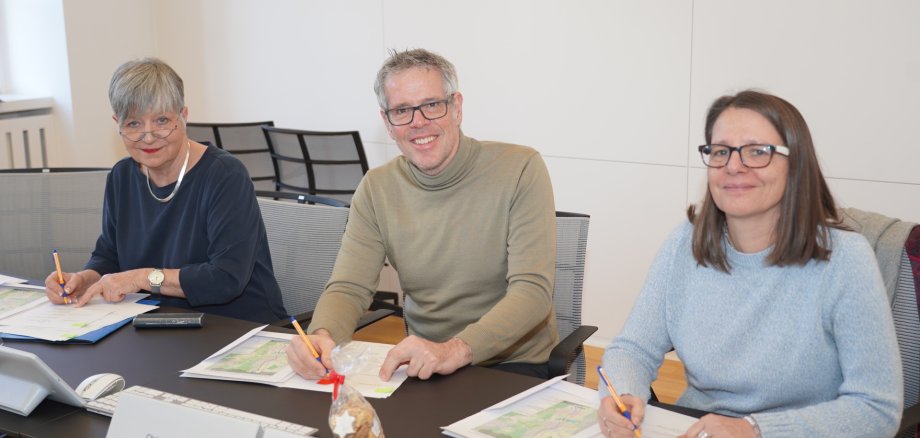 Die Planungsvereinbarung Teil 2 wurde von Landrat Christian Engelhardt (Mitte), der Bürgermeisterin von Bensheim, Christine Klein (links), und der Ersten Stadträtin von Heppenheim, Christine Bender (rechts), unterzeichnet. Weitere notwendige Unterschriften (u.a. aus Zwingenberg) wurden bzw. werden eingeholt.