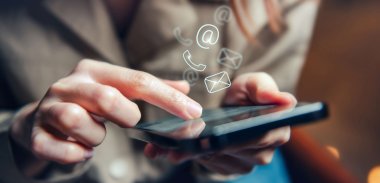 Hand einer Frau hält Handy