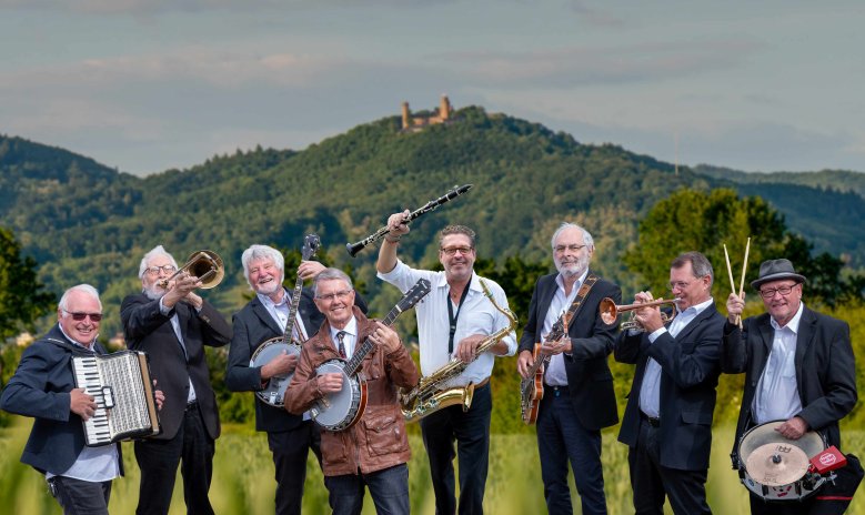 Blütenwegjazzer vor Bergstrasse Blütenwegjazzer vor Bergstrasse