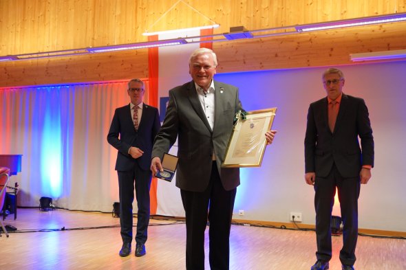 Ehrung von Gottfried Schneider mit der Ehrenplakette mit Landrat Christian Engelhardt und Joachim Kunkel