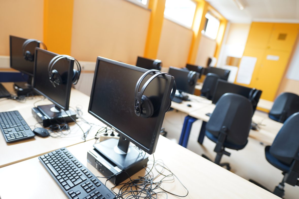 PCs in einem Klassenzimmer