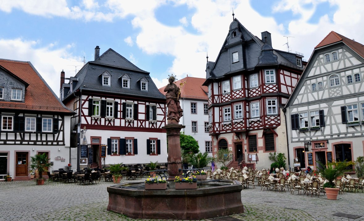 Historischer Marktplatz Heppenheims mit Fachwerkhäusern