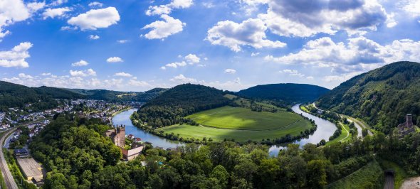 Neckarsteinach Vierburgeneck Eine Panoramaaufnahme mit Weitwinkelobjektiv der Neckarschleife am Vierburgeneck bei Neckarsteinach.