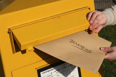 Einwurf einer Bewerbung in einen Briefkasten