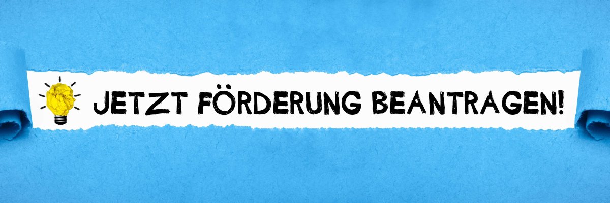 Ein Blaues Blatt Papier füllt das koplette Bild aus und ist in der Mitte nach rechts und nach links in einem gleichmäßigen Riss zu einer Spalte aufgerissen. In dieser Spalte steht "Jetzt Förderung beantragen"