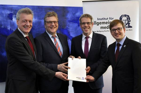 Prof. Dr. med. Ferdinand Gerlach, Landrat Ulrich Krebs (Hochtaunuskreis), Landrat Christian Engelhardt (Kreis Bergstraße) und der Erste Kreisbeigeordneter Frederik Schmitt (Landkreis Fulda) unterzeichneten gemeinsam den Letter of Intent.