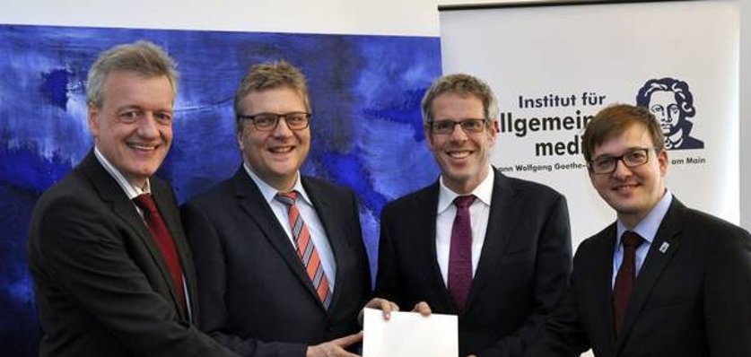 Prof. Dr. med. Ferdinand Gerlach, Landrat Ulrich Krebs (Hochtaunuskreis), Landrat Christian Engelhardt (Kreis Bergstraße) und der Erste Kreisbeigeordneter Frederik Schmitt (Landkreis Fulda) unterzeichneten gemeinsam den Letter of Intent.