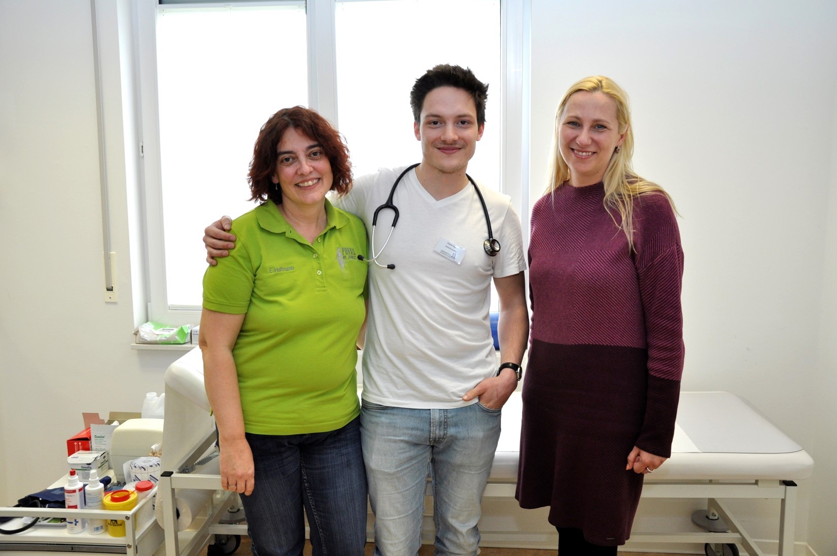 Jamin Spilok ist mit seinem Praktikum bei der Allgemeinärztin Elfi Hoffmann (l.) sehr zufrieden. Die Erste Kreisbeigeordnete Diana Stolz (r.) freut sich über das Interesse am Projekt „Landpartie 2.0“.