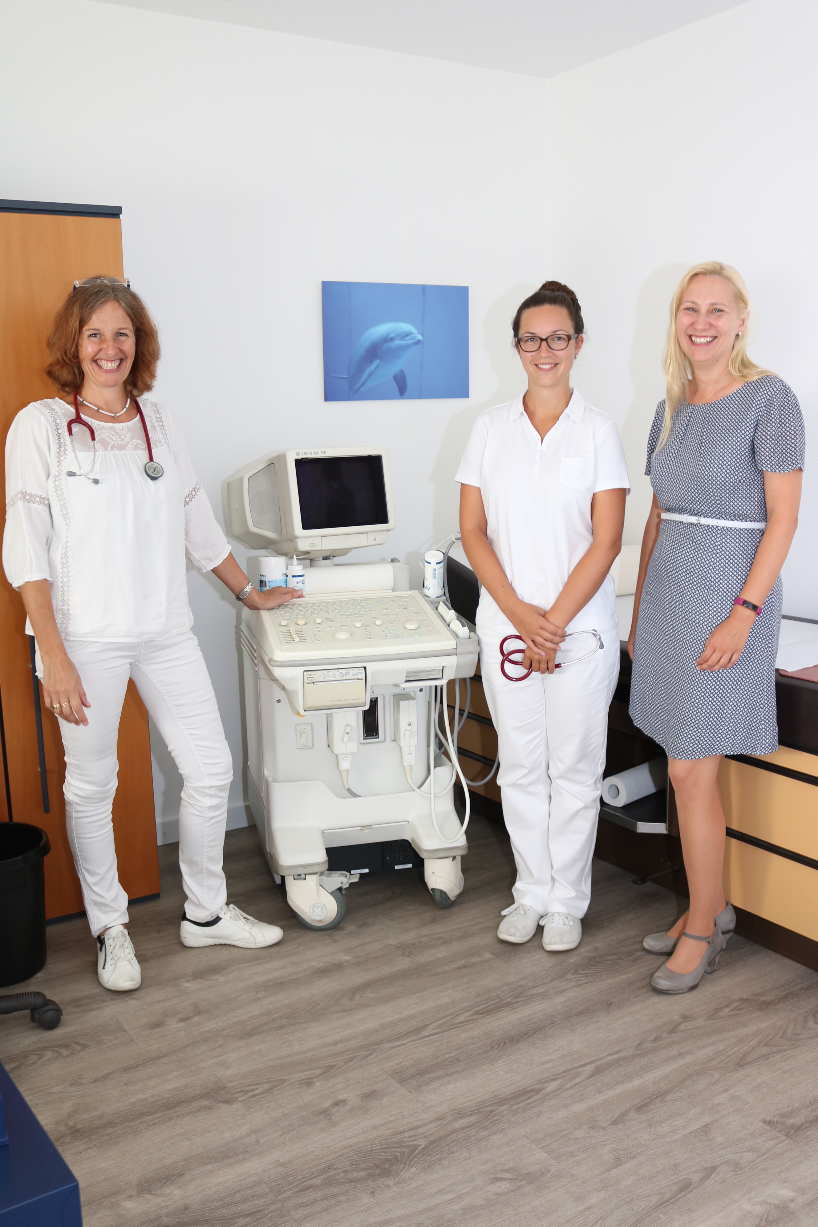 Medizinstudentin Sandra Hermann (Mitte) zusammen mit Vize-Landrätin Diana Stolz (rechts) und Landärztin Dr. Susanne Bonnet.