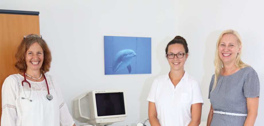 Medizinstudentin Sandra Hermann (Mitte) zusammen mit Vize-Landrätin Diana Stolz (rechts) und Landärztin Dr. Susanne Bonnet.