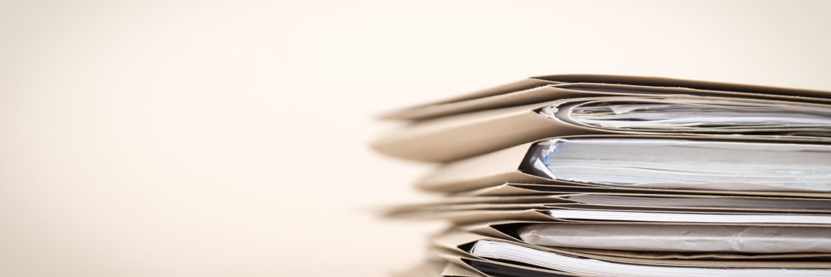 Nahaufnahme eines Aktenstapels Nahaufnahme eines Aktenstapels