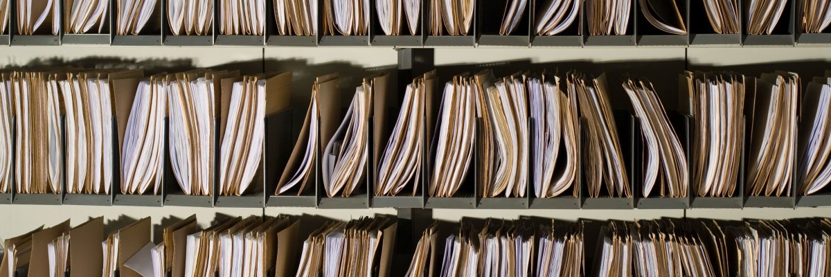 Archiv Ein Regal voller Akten