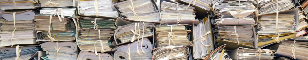 Zu sehen sind stapelweise Akatenbündel