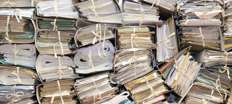 Dokumente Zu sehen sind stapelweise Akatenbündel