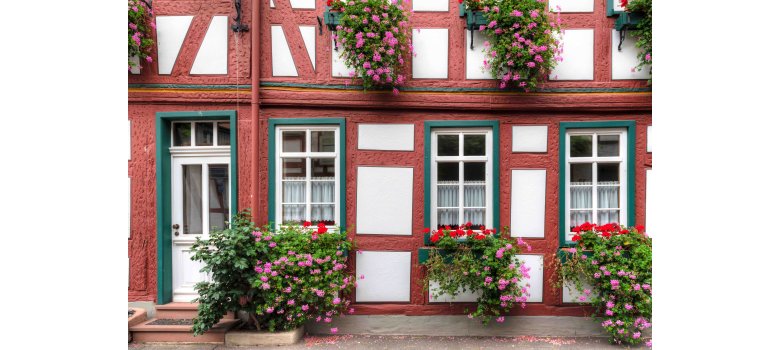Ein Fachwerkhaus in einer historischen Altstadt 