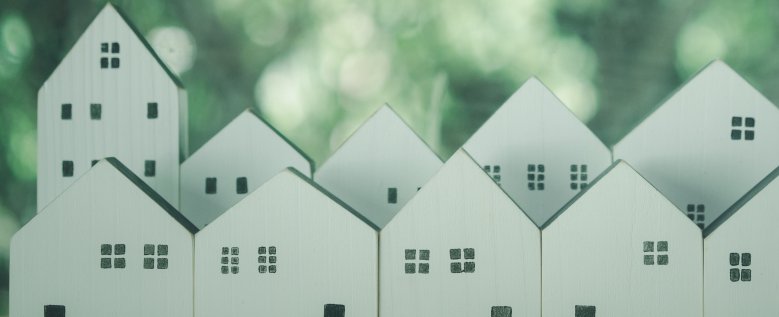 Holzhäuser kleine Holzhäuser Modelle vor einem Naturhintergrund