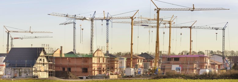 Neubaugebiet Neubaugebiet mit vielen Häusern im Rohbau und Baukräne.
